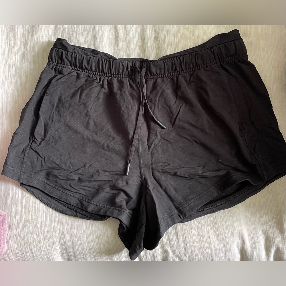 Black lululemon inner glow high-rise short 3”